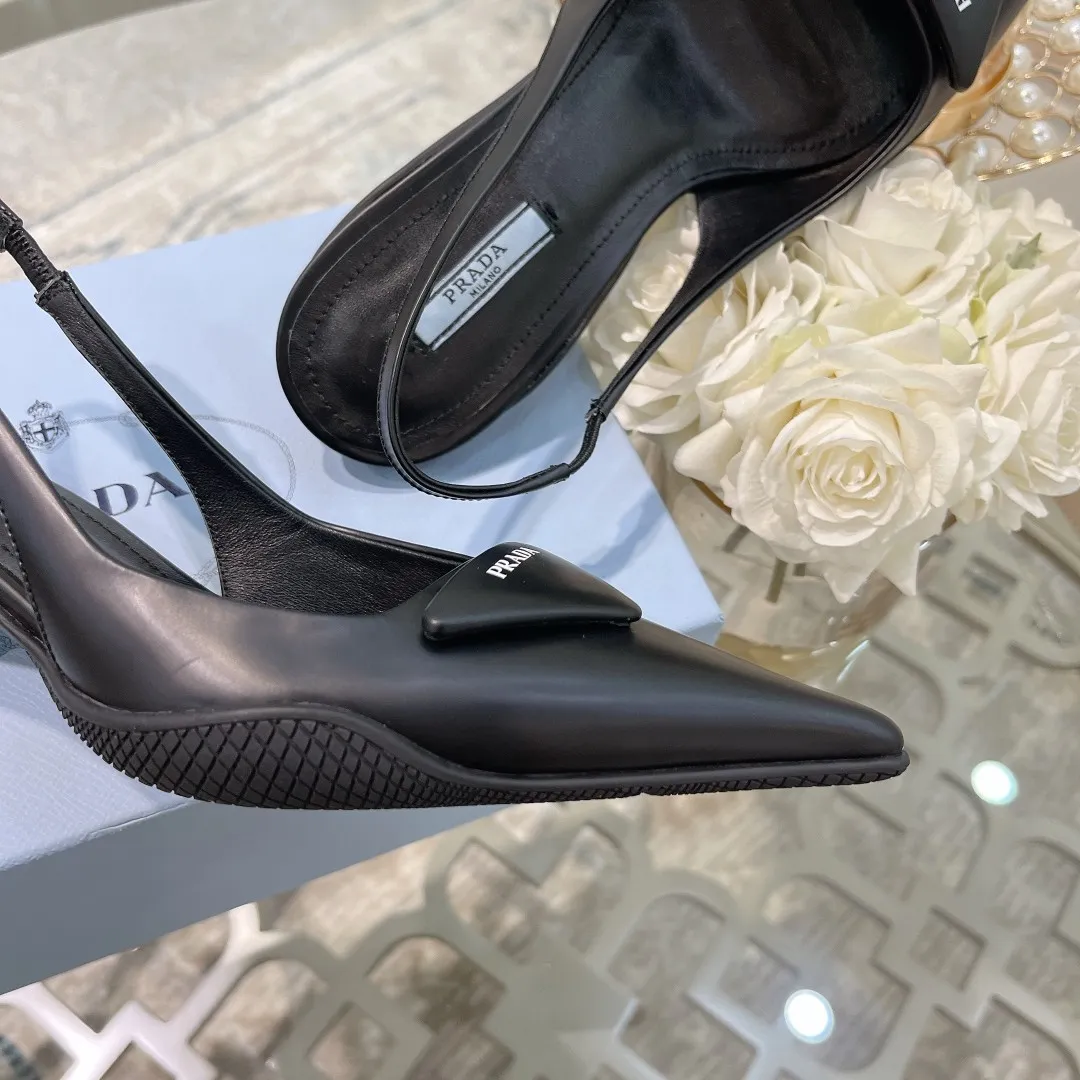 👟👟Ex-factory price 480👟👟 PRADA ²⁰²² Prada’s new spring and summer products are coming with strength! ❣️The same sandals as the popular superstar Jin Chen, a fashionable and versatile nice item. The rubber compartment sole of this glossy leather back strap high-heeled shoe wraps the upper. It reinterprets Prada's archive design to create a mixed style that combines a soft pointed silhouette with sporty elements. The unique comma heels of the 2021 spring and summer series highlight the retro style. The brand's iconic triangle has been given a new look, transformed into micro-lined leather details on this shoe, breathing new life into the brand's traditional elements. This year’s theme is not to be defined, embodying texture through simplicity💛From thick-soled sneakers to sawtooth short boots to 2021 kitten heels, everything reveals a must-have momentum... Combining gentleness and handsomeness, kitten heels are the finishing touch for little women❤️ ⚛Upper: top-grade open-edge beaded cowhide/imported silk ➕Screen-printed triangular leather logo ⚛Inner: sheepskin lining ⚛Outsole: Rubber compartment sole and optical pattern sole pattern ⚛Heel height: 3cm ⚛Size: 35-39 (customized sizes 34, 40, 41 are non-returnable and non-exchangeable)